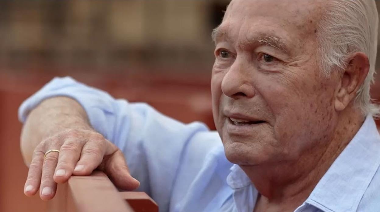 Curro Romero, en la Maestranza en un momento de la serie