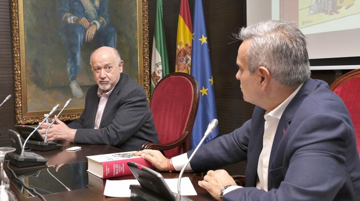 El escritor Juan Eslava Galán y el periodista Cristóbal Cervantes, durante la presentación en la Cámara J. M. Serrano