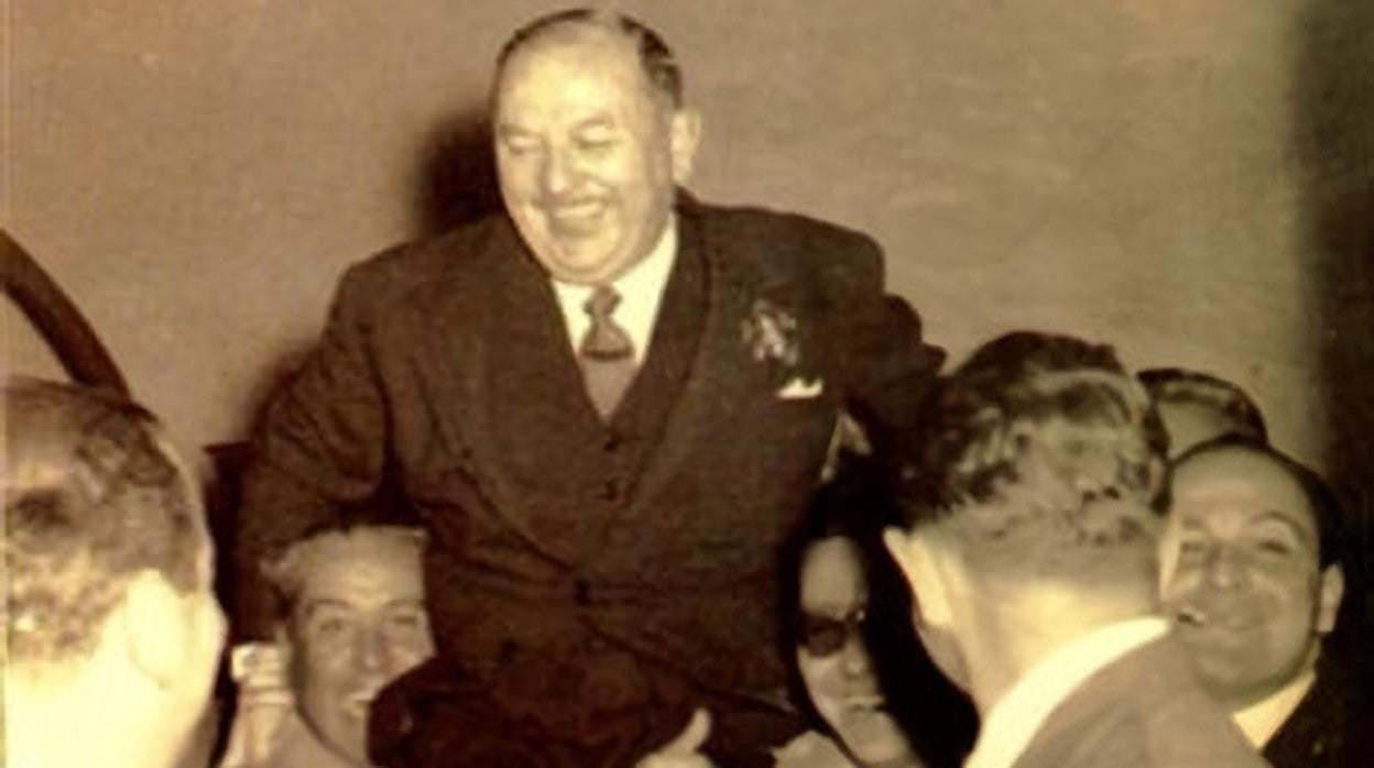 Antonio Pedro Rodríguez-Buzón saliendo a hombros en el Teatro San Fernando tras pronunciar su célebre pregón de la Semana Santa de Sevilla el 11 de marzo de 1956
