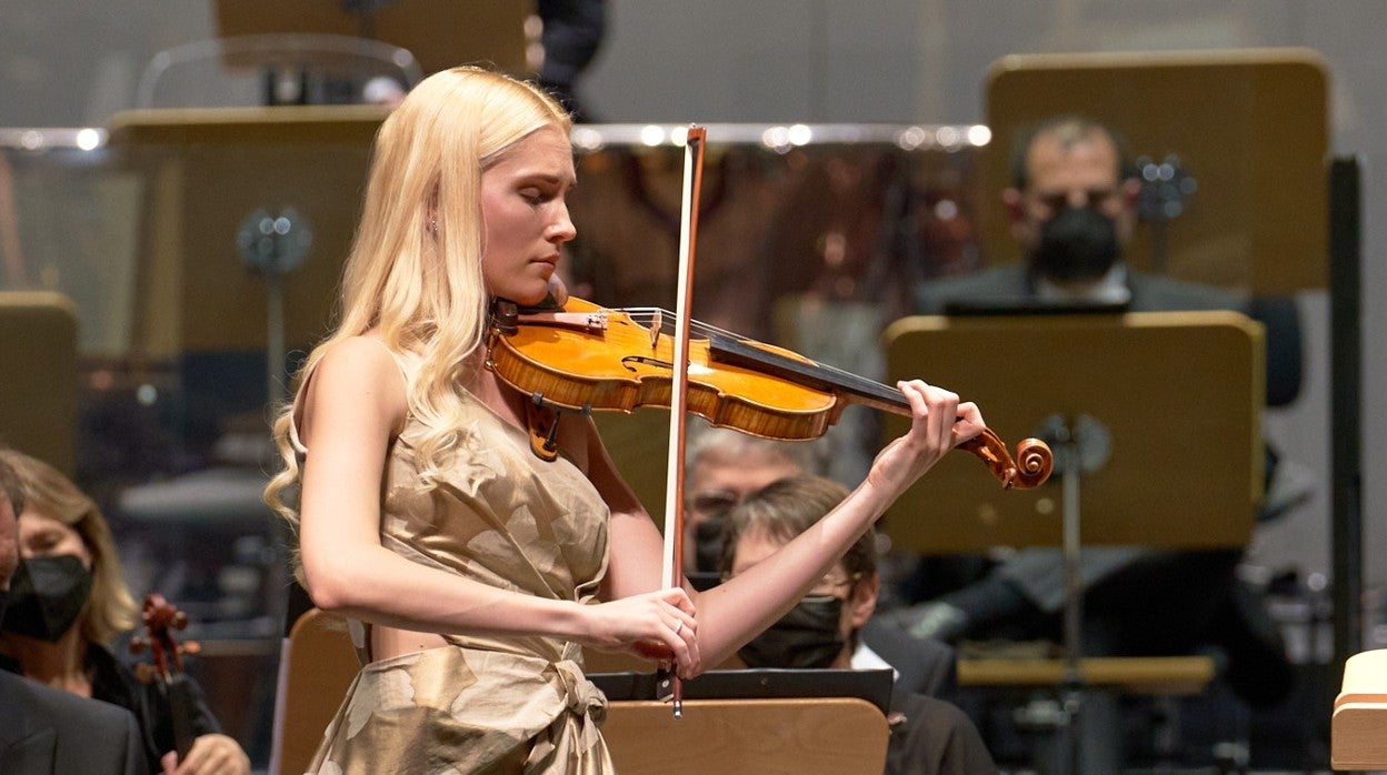 La violinista Anastasiya Petryshak durante el concierto