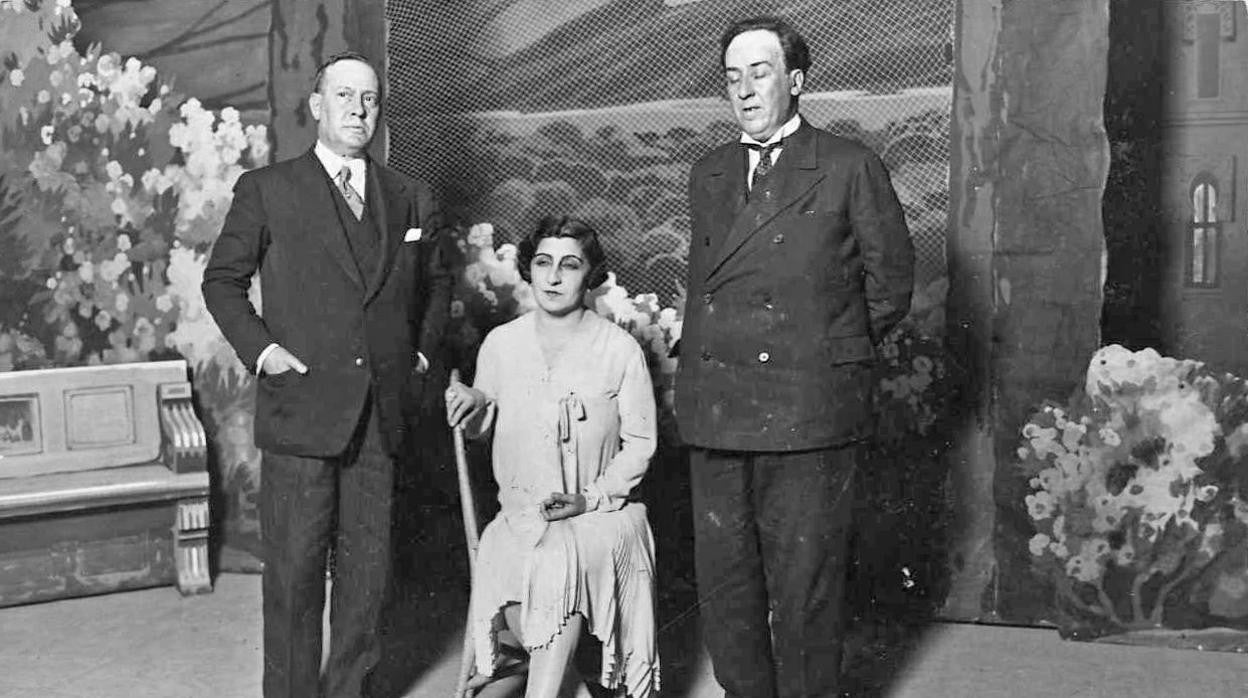 Manuel y Antonio Machado junto a la actriz Lola Membrives en Barcelona en 1924
