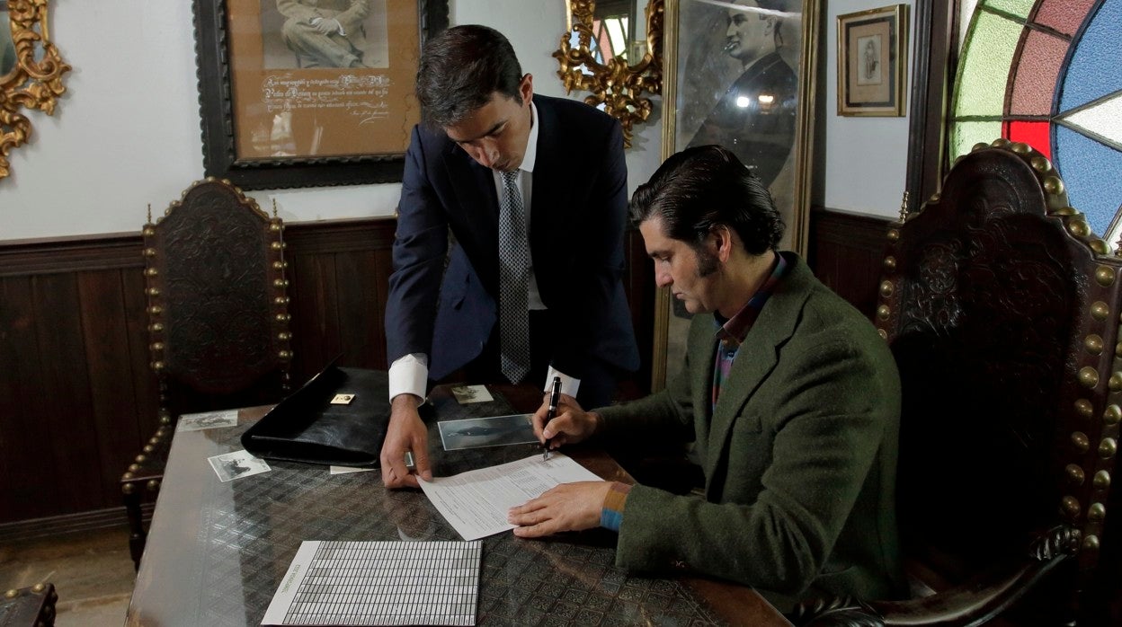 Morante de la Puebla firma ante su apoderado, Pedro Jorge Marques, el contrato número cien de su temporada 2022