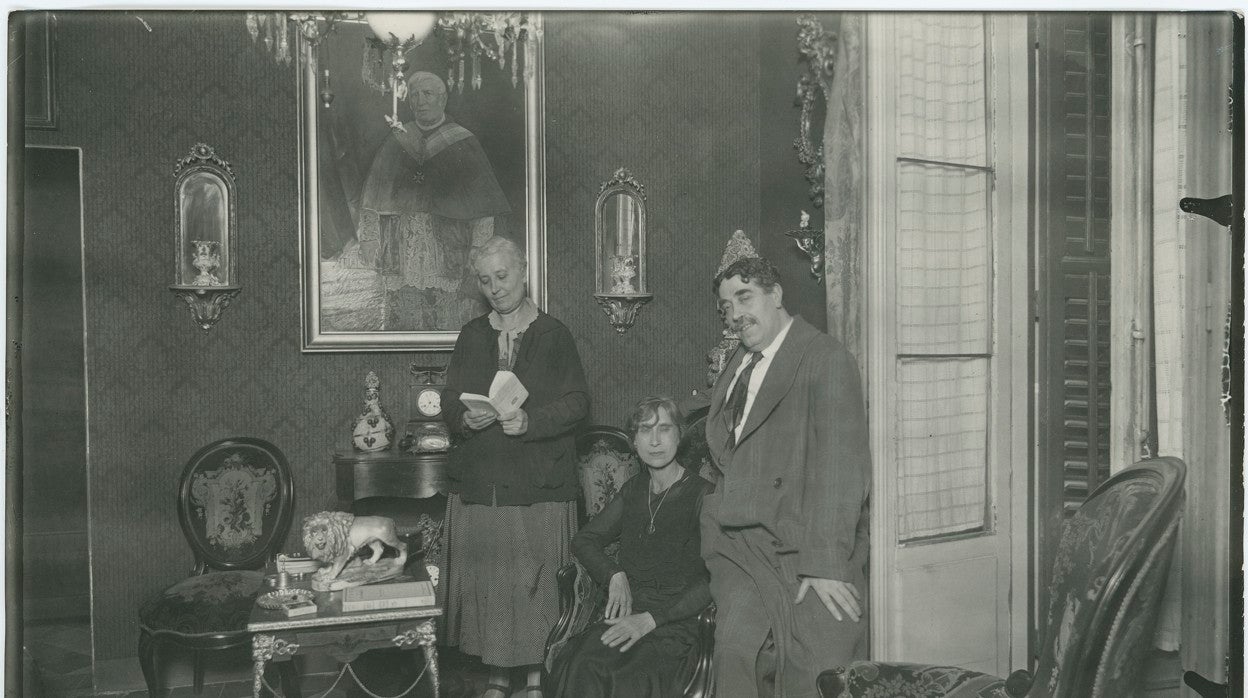 Rafael Cansinos Assens con sus hermanas en una foto de hacia el año 1932