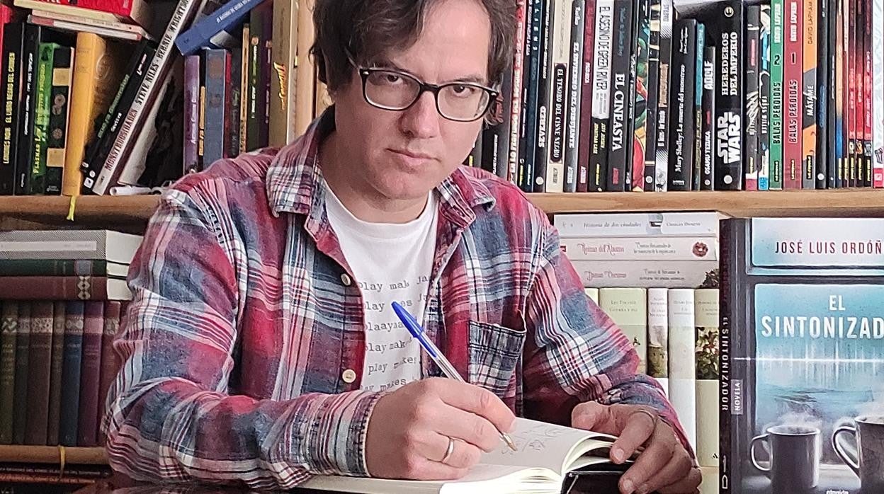 José Luis Ordóñez plantea al lector un viaje distinto al pasado con su novela 'El sintonizador'