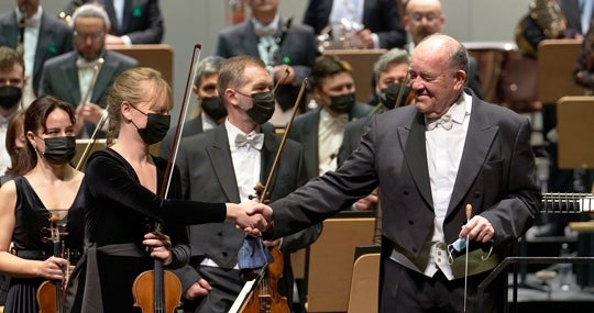 Alexa Farré saluda a Marc Soustrot