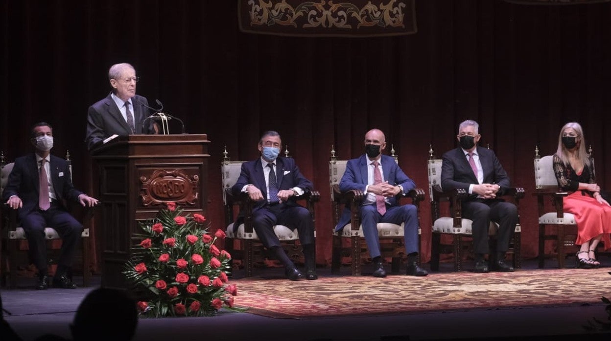 El escritor y académico Félix de Azúa, en el teatro Lope de Vega