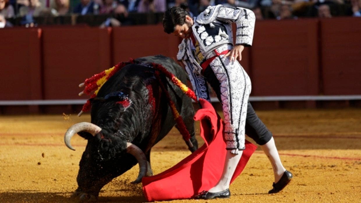Morante de la Puebla, en un trincherazo al primer toro de la tarde