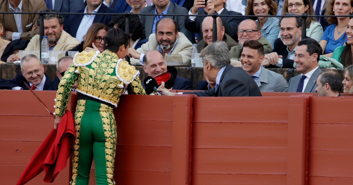 Diego Urdiales brindó el quinto a Joaquín Sánchez y Juanma Moreno