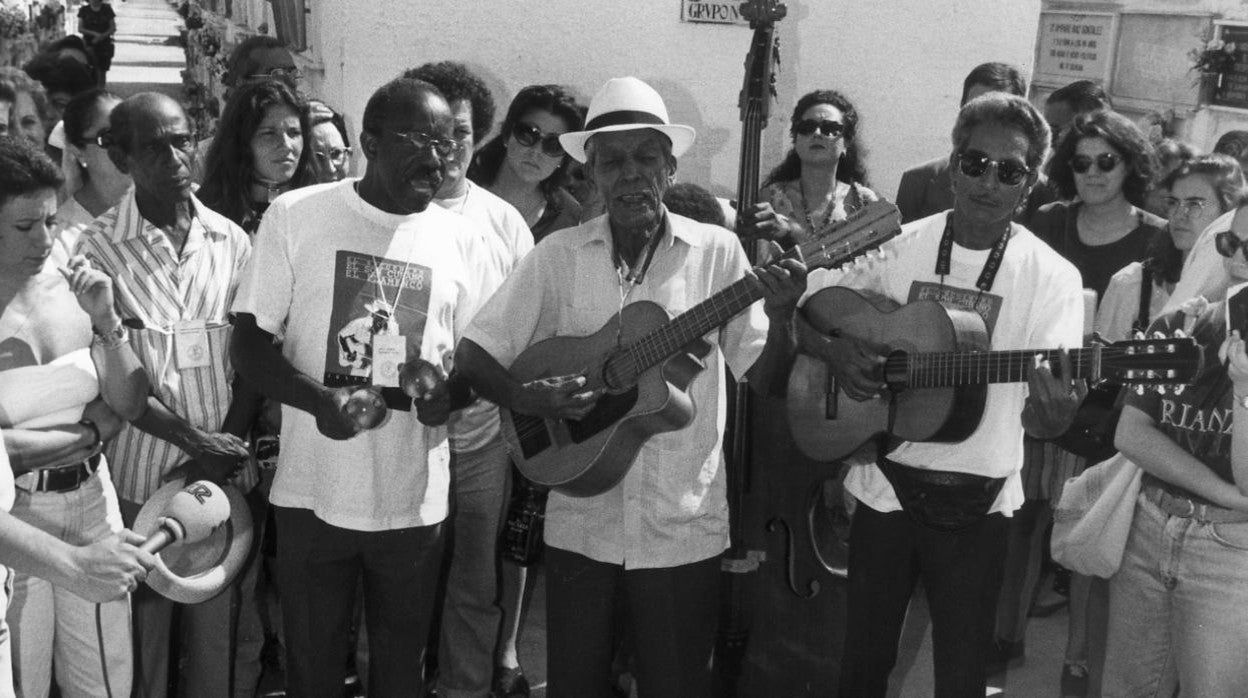 Compay Segundo en el homenaje a Antonio Machín en el cementerio de Sevilla