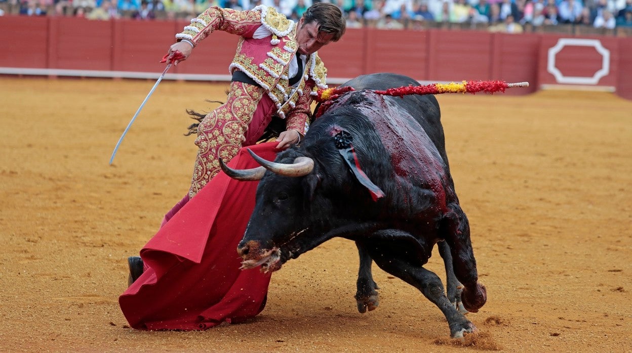 El Juli, en un trincherazo al cuarto de la corrida
