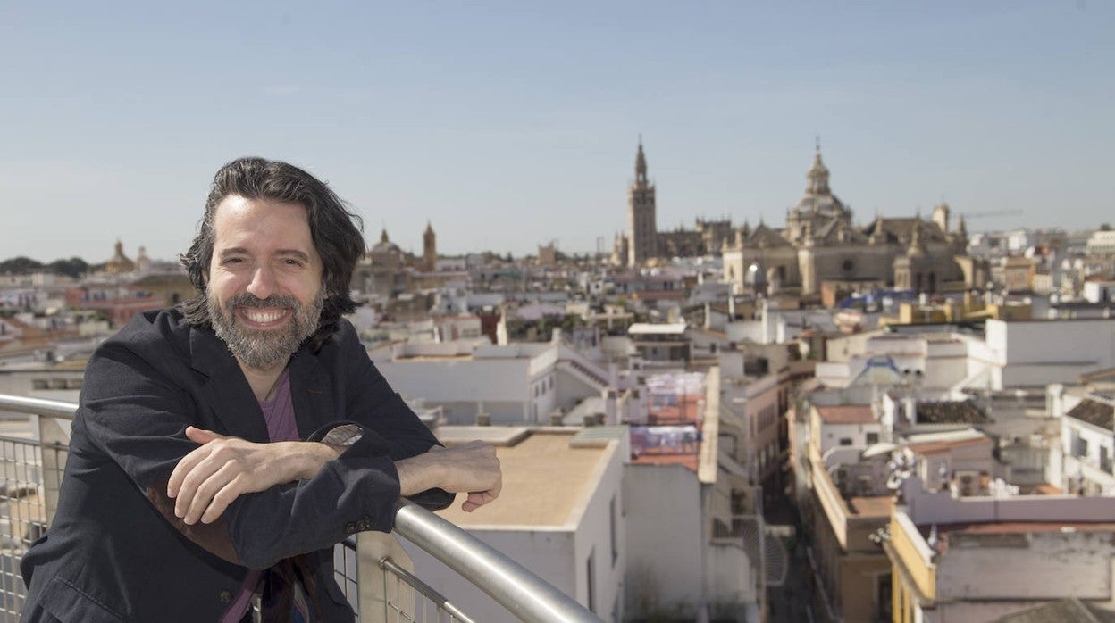 Andrés Neuman poco antes de la entrevista en la terraza de un céntrico hotel sevillano