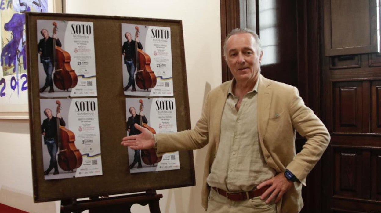 José Manuel Soto mostrando el cartel del concierto