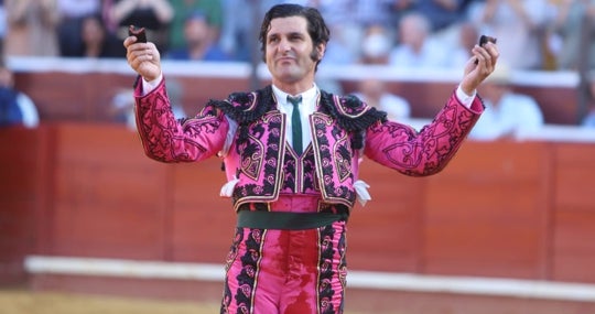 Morante, paseando las dos orejas del primero