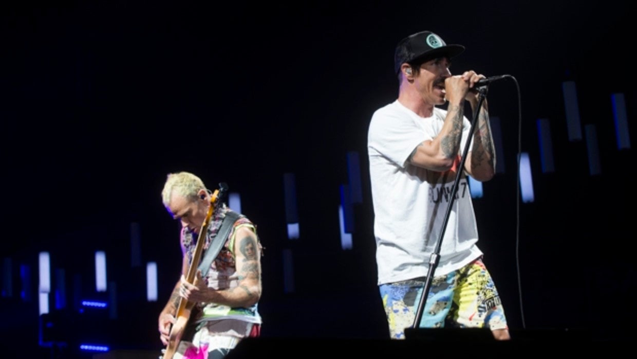 Flea y Anthony Kiedis durante un concierto de su gira de 2016