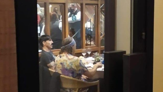 Red Hot Chili Peppers se prepara para su concierto en Sevilla con un almuerzo en Casa Robles del Centro