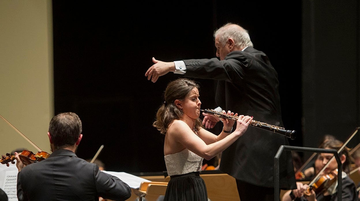 Cristina Gómez Godoy, con la West Eastern Divan Orchestra, bajo la dirección de Daniel Barenboim