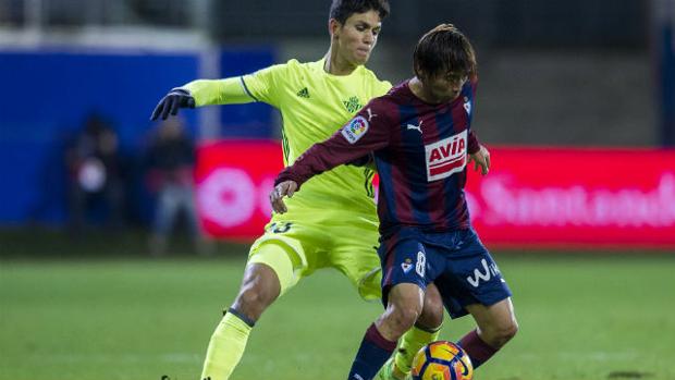 Mandi, por decisión técnica, principal ausencia en la lista del Betis para recibir al Celta