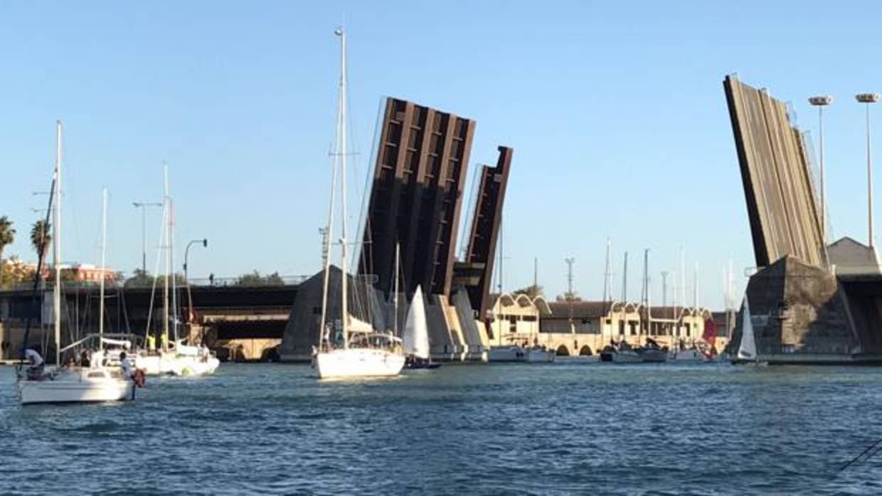 Algunas de las embarcaciones participantes en la LII edición del Ascenso a Vela del Guadalquivir