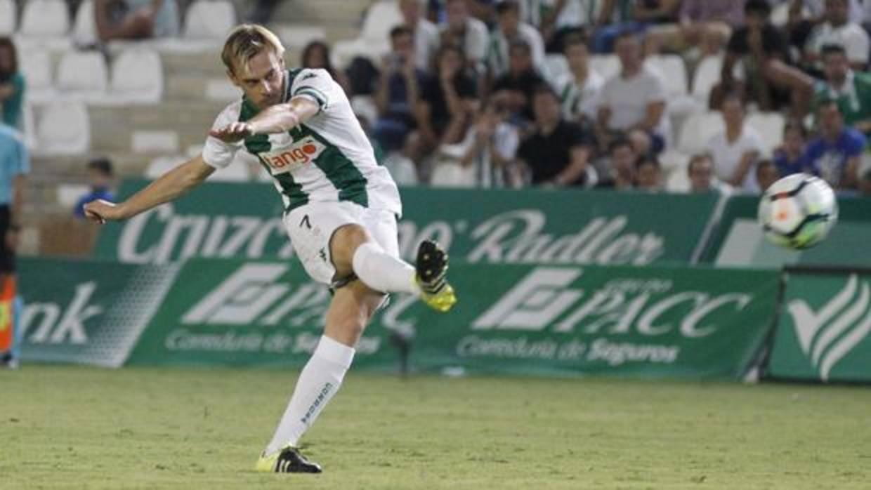 Javi Lara golpea el balón en El Arcángel