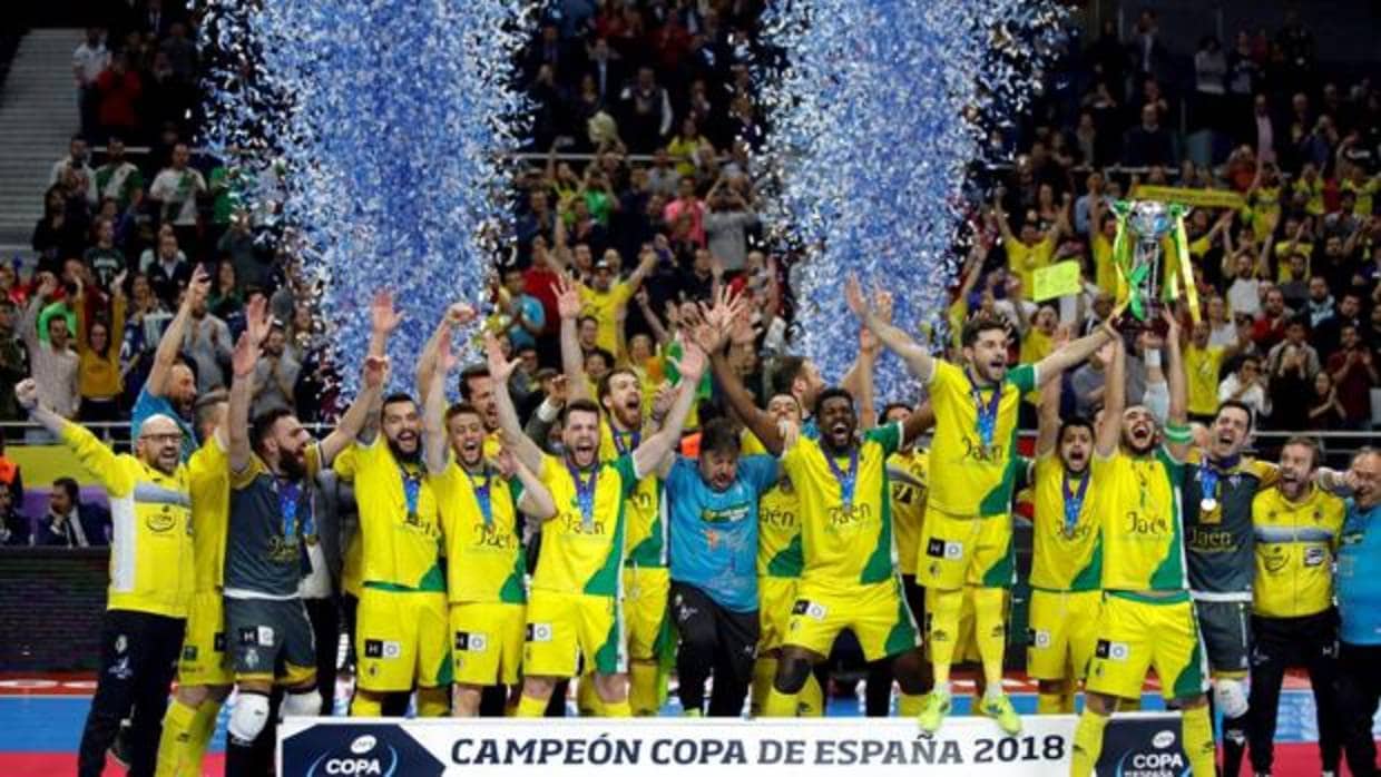 El equipo Jaén Paraíso Interior celebra la obtención de la Copa de España de Fútbol Sala