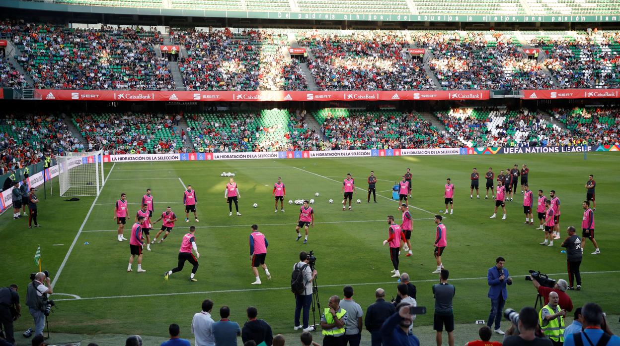 Gran recibimiento a la selección española en el entrenamiento en el Villamarín