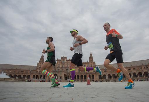 Corredores a su paso por la plaza de España