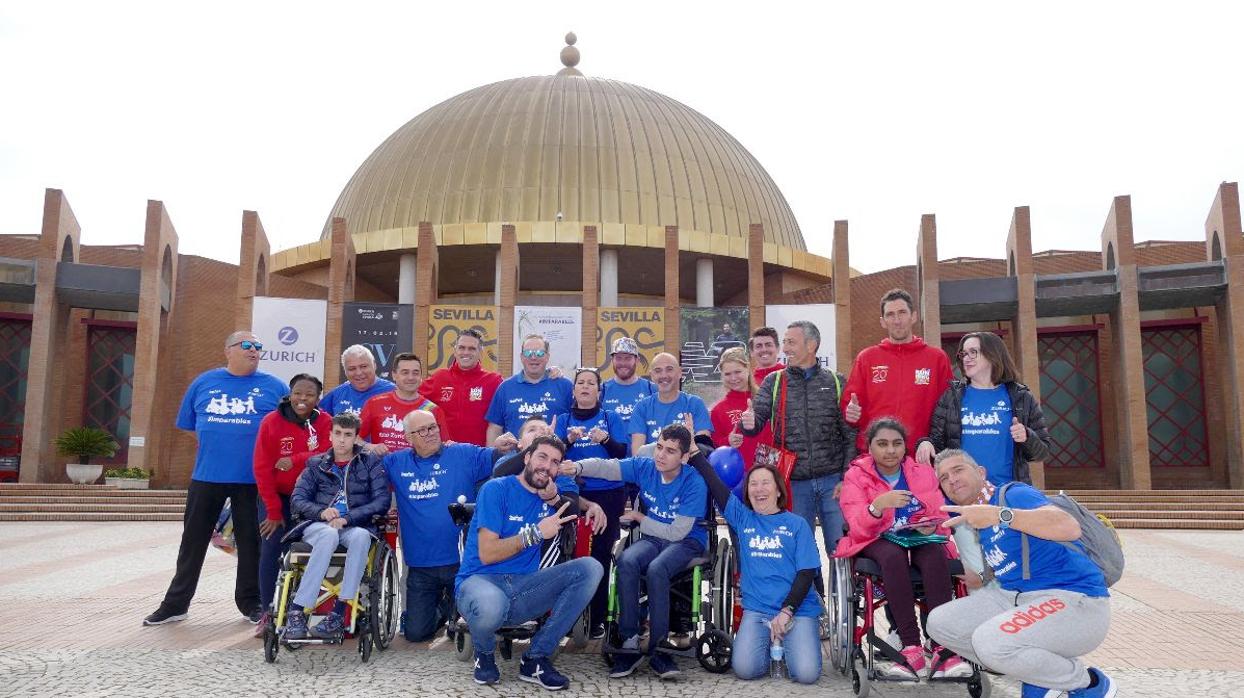El Equipo Zurich-Aefat y el City Sightseeing Running Team, juntos a las puertas de la feria del corredor del Zurich Maratón de Sevilla en Fibes