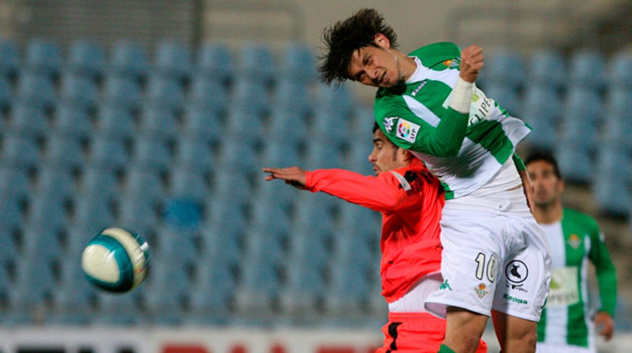 Edu salta por encuima de Maresca en el Alfonso Pérez Muñoz