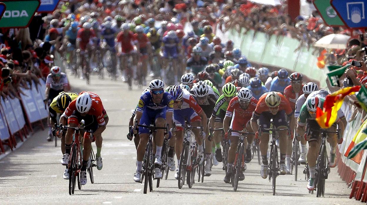 Velocistas en cabeza del pelotón en la pasada edición de La Vuelta