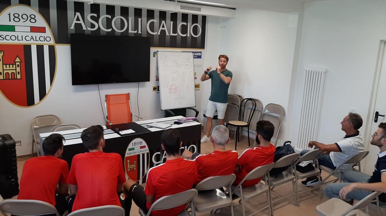 Guille Abascal, durante una charla a los jugadores