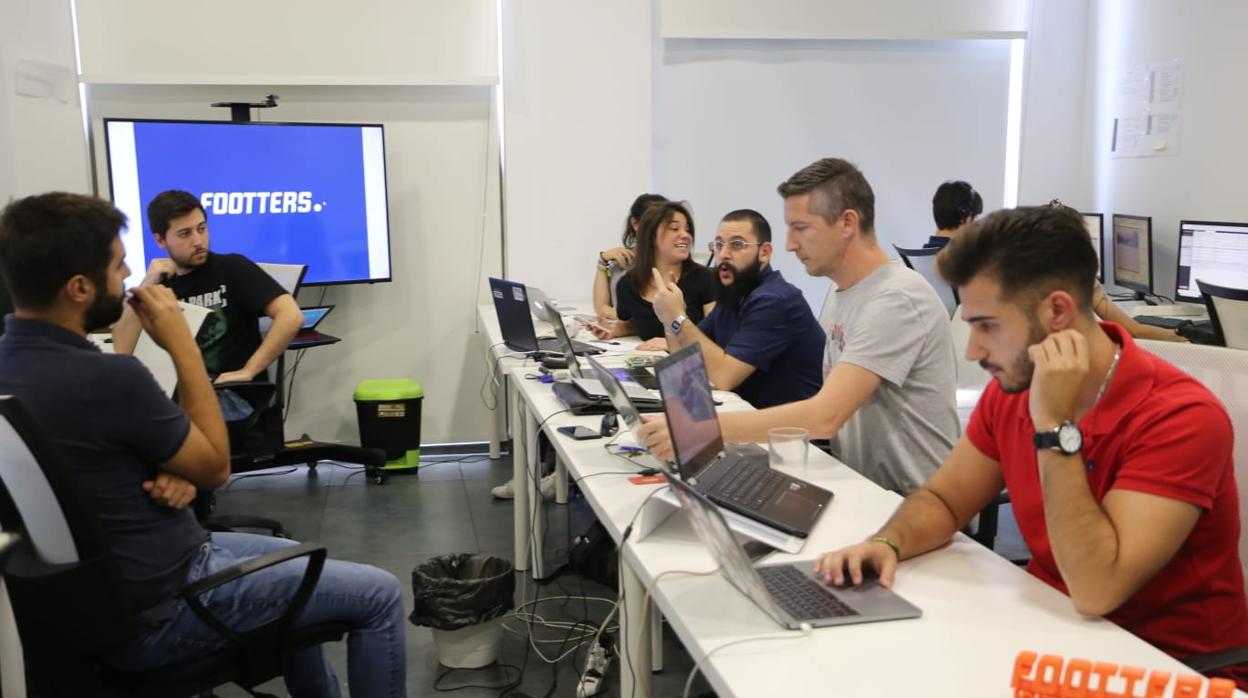 Integrantes de Footters siguen el desarrollo de la jornada en su sala de trabajo