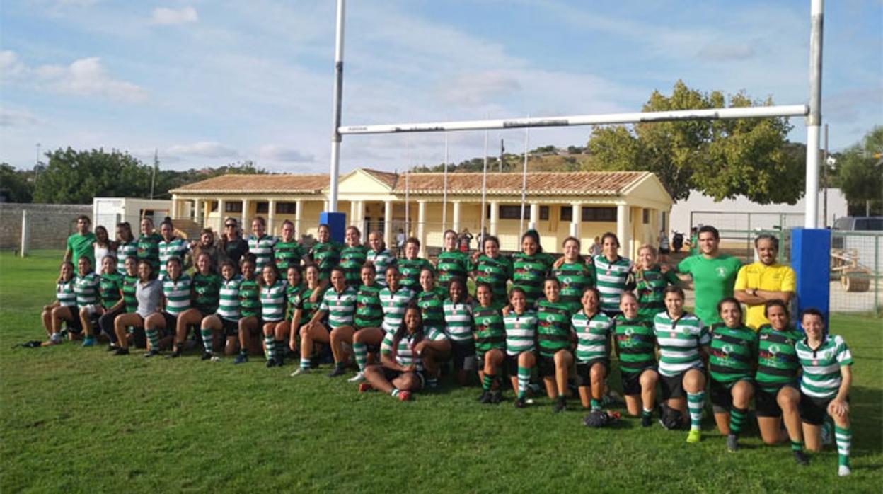 Las jugadoras del equipo sevillano posan con el Sporting de Portugal, en pretemporada