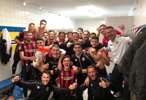 Los jugadores del C. D. Cabecense celebran un triunfo durante esta temporada