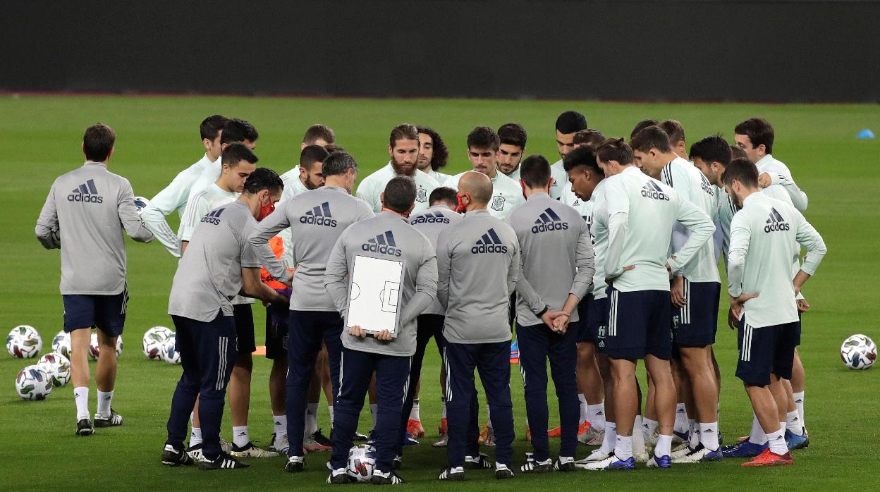 Los jugadores de la selección española escuchan muy atentos las indicaciones de Luis Enrique en el entrenamiento de ayer en el estadio Olímpico de La Cartuja