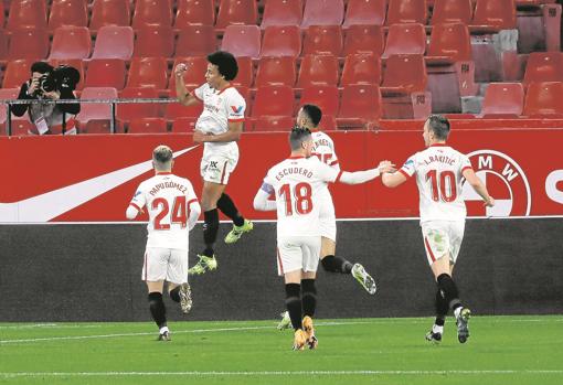 Celebración del gol en el Sevilla-Barcelona de la ida de la semifinal de la Copa en un Sánchez-Pizjuán vacío
