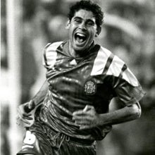 Hierro celebra su gol