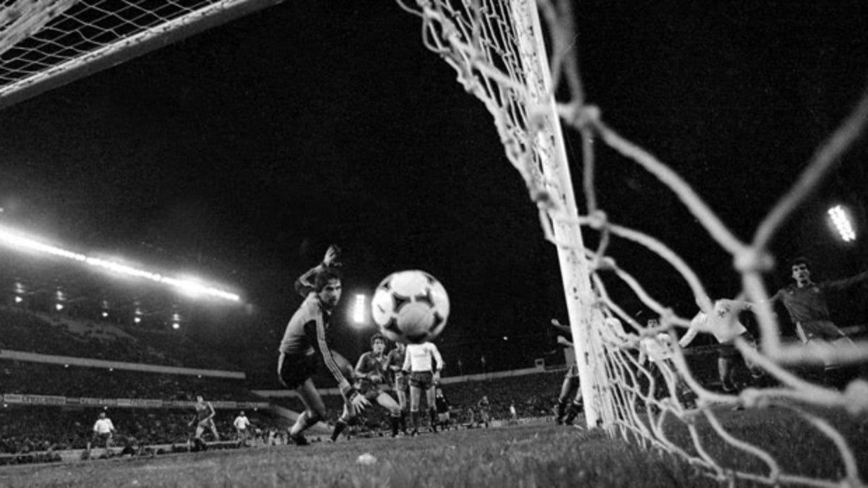 John Bonello presencia el gol de Santillana, el tercero de los doce que España le marcó a Malta en Sevilla