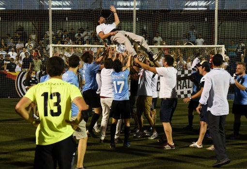 Los jugadores del Club Atlético Central mantean al técnico, Jesús Pérez 'Viola'