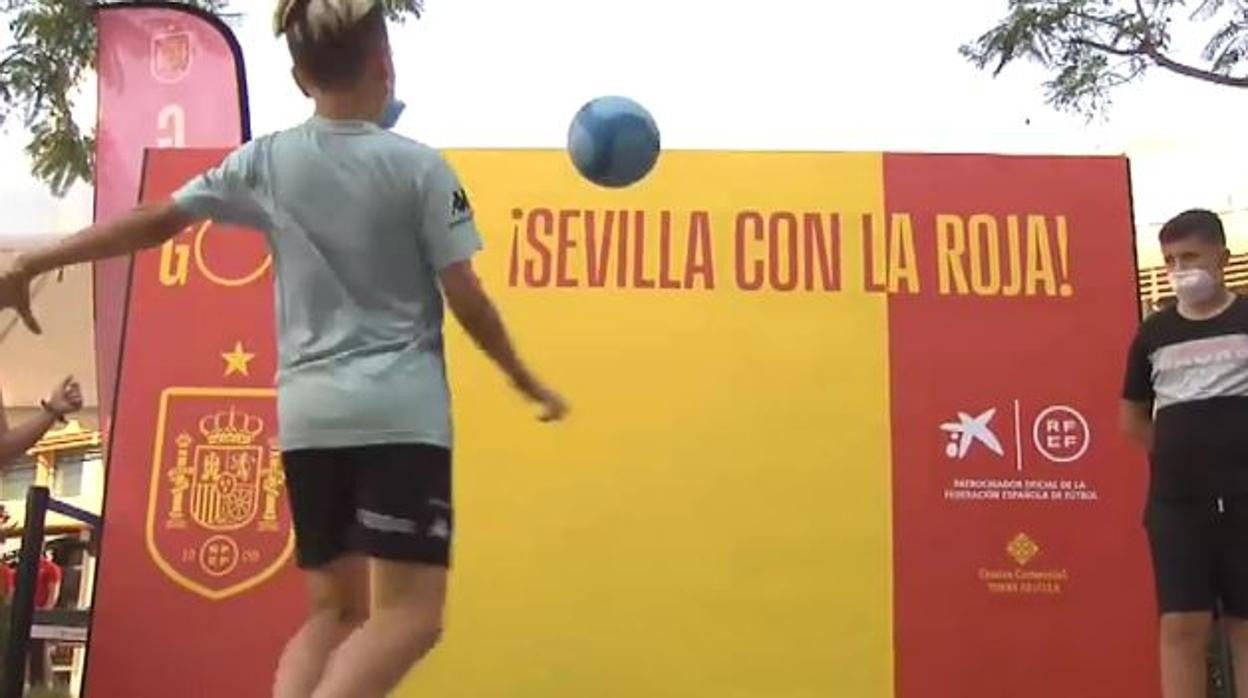 Un joven juega al fútbol en una de las actividades en Sevilla por la Eurocopa