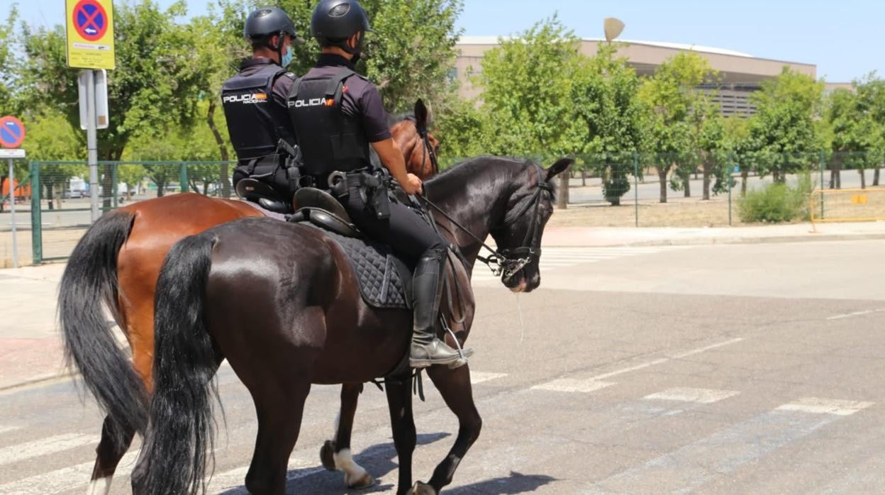 Dos agentes a caballo en las inmediaciones del estadio de La Cartuja este lunes por la mañana