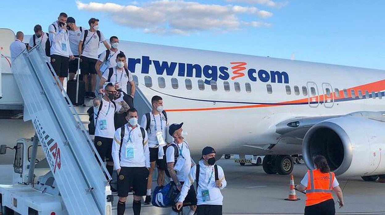 La selección eslovaca pide paso en el aeropuerto de Sevilla