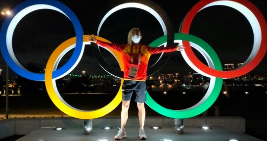 Carolina Robles, junto a la imagen más icónica del olimpismo