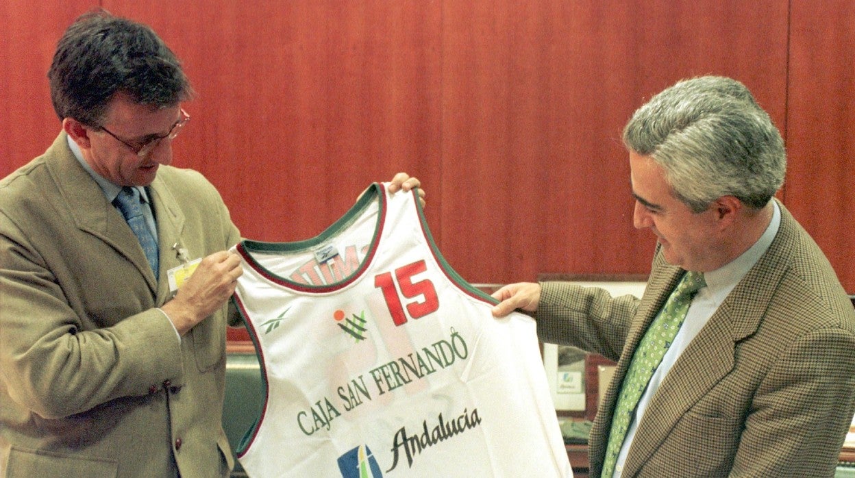 José Antonio Parra, a la izquierda, en su etapa como presidente del Caja San Fernando