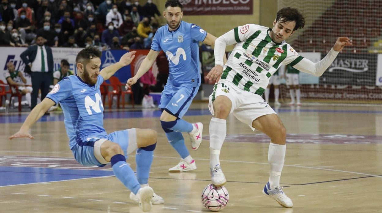 Pablo del Moral controla el esférico, este miércoles, ante el Inter Movistar en Vista Alegre