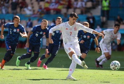 Morata lanza un penalti en el España-Eslovaquia de la Eurocopa disputado en la Cartuja