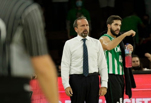 Joan Plaza, ante Pepe Pozas durante un partido del Coosur Betis de la 2021-22