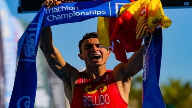 El triatleta sevillano Igor Bellido, campeón del mundo de triatlón
