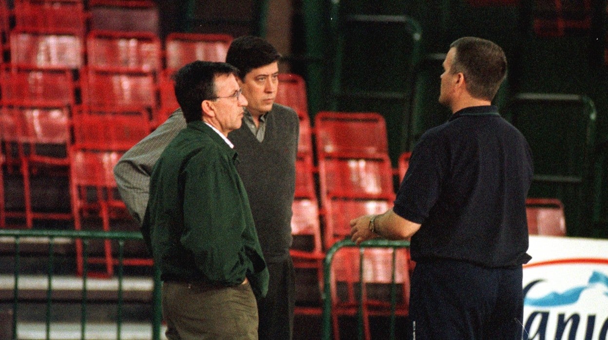 Miguel Ángel Morate, en el centro, charla con el entonces presidente del Caja San Fernando, José Antonio Parra, y con el entrenador Javier Fijo