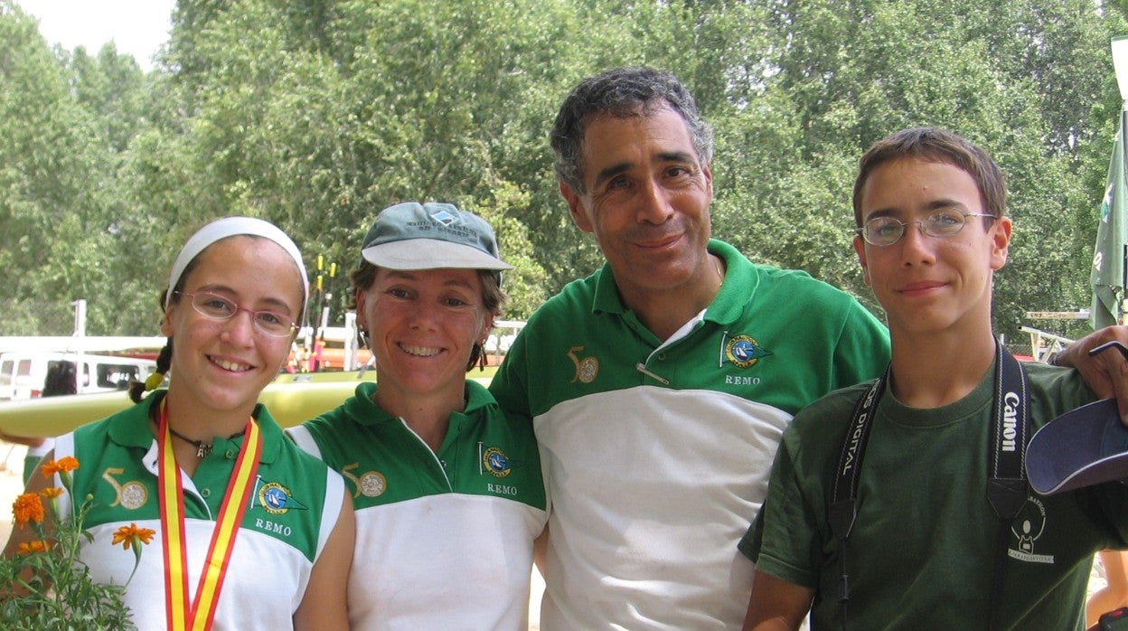 Carlos Molina, en una imagen de 2006 con su familia, en la celebración de la medalla de oro conseguida en Bañolas por su hija, Ana, a la que entrenaba