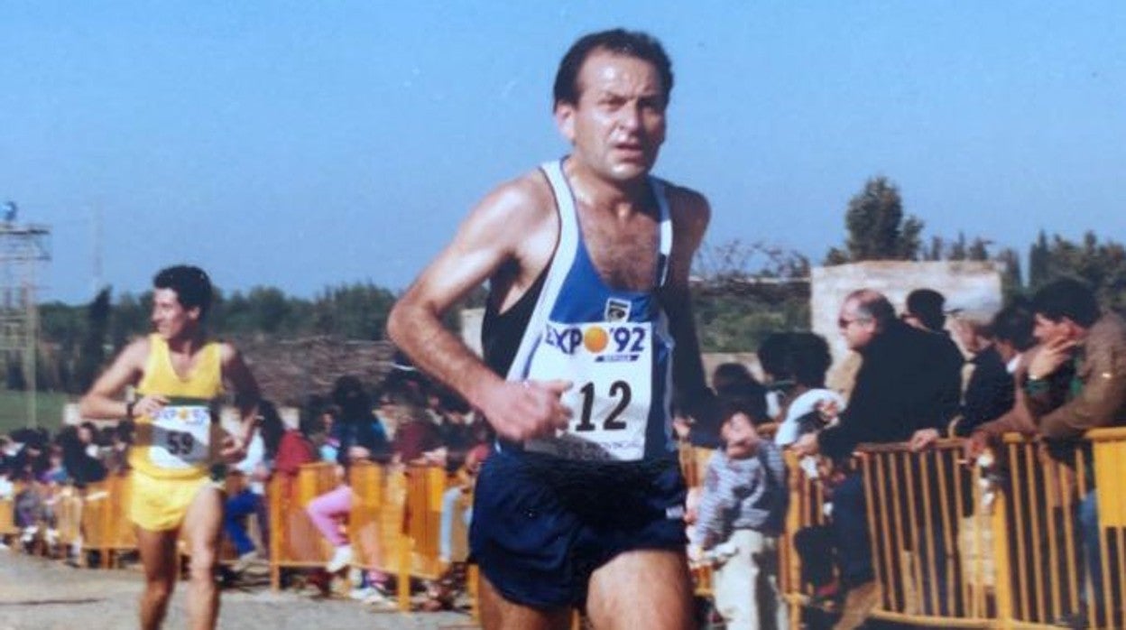 Antonio Gelo, corriendo una edición del maratón sevillano con el logotipo de la Expo 92 en el dorsal